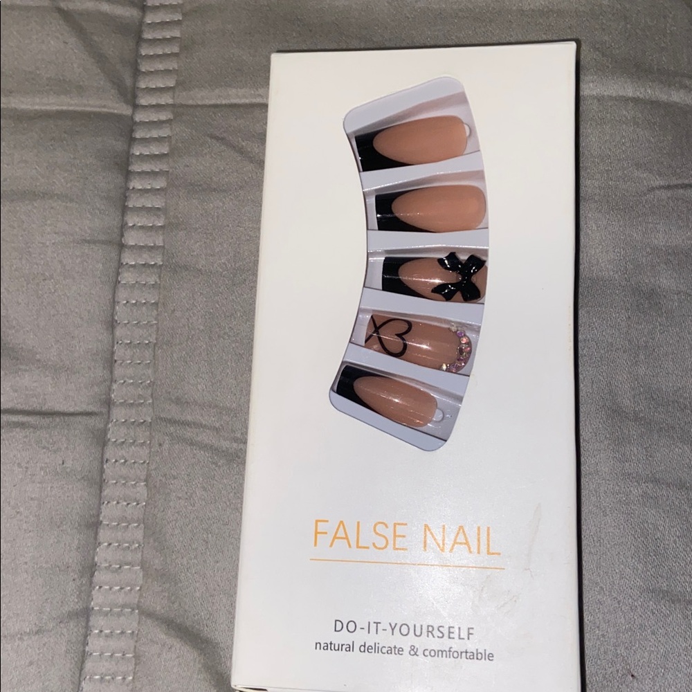 Bundle of 4 medium length sets of press on nails - Picture 2 of 5